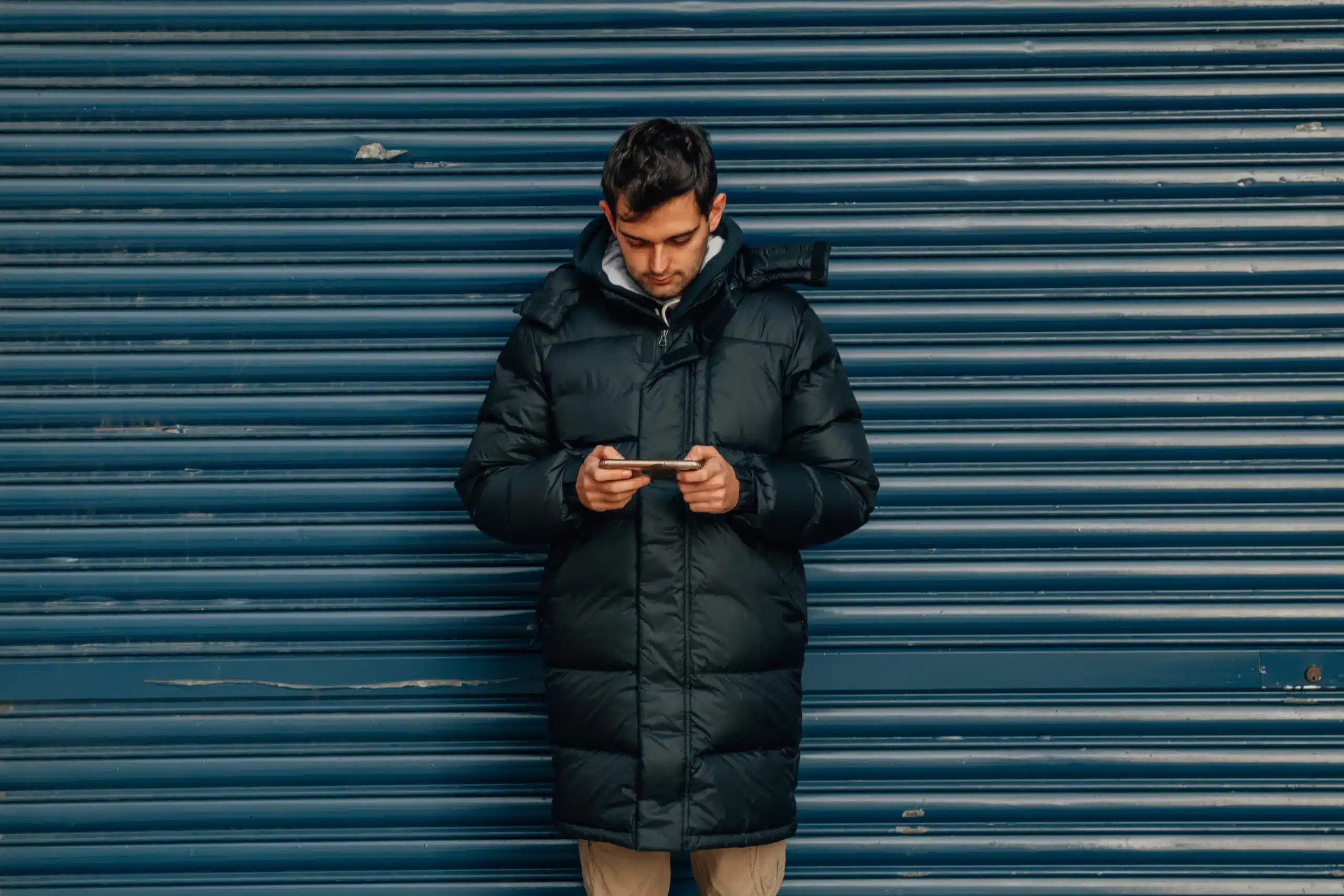 Come scegliere la giacca lunga giusta per il mio uomo? Ragazzo con una giacca lunga