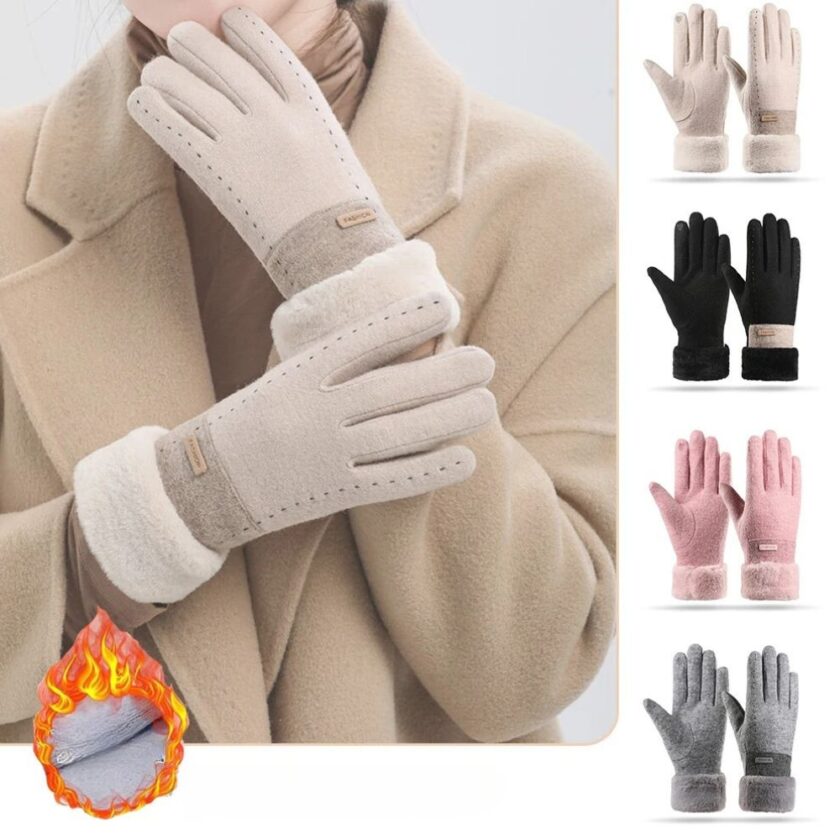 Busto di donna che indossa un cappotto beige con guanti caldi. Accanto a lei ci sono quattro paia di guanti di colori diversi.